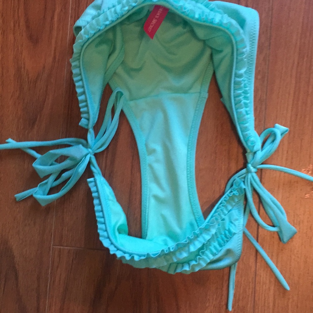 Bikini - Picture 4 of 8